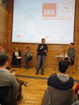 Luena ante Juventudes socialistas