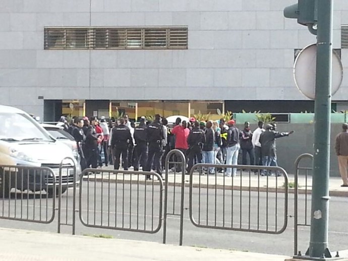 Concentración de amigos y familiares del senegalés fallecido ante los juzgados