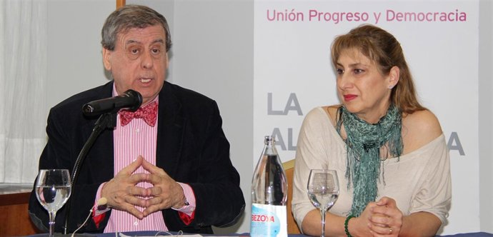 El eurodiputado Francisco Sosa Wagner junto a Rocío Garrido