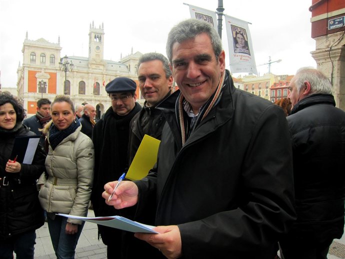 Villarrubia durante la recogida de firmas en la Plaza Mayor de Valladolid