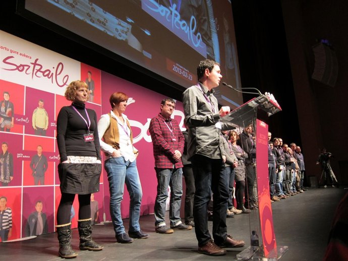 Hasier Arraiz, presidente de Sortu, junto a los miembros del Consejo Nacional
