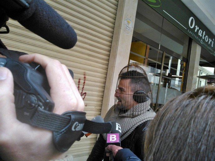 Una de las personas concentradas frente a los Juzgados