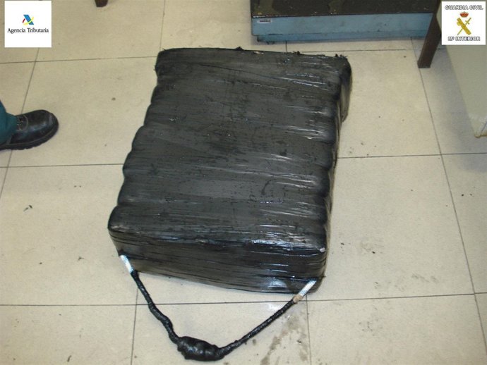 Bulto que arrastraba el nadador con droga