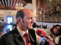 Louzán culpa ás "presións de disfrazados de vítimas de preferentes" da ameaza do alcalde de Oia de irse do PP