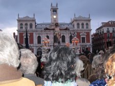 Vallisoletanos presencian el Vía Crucis a la llegada de pasos a la Plaza Mayor