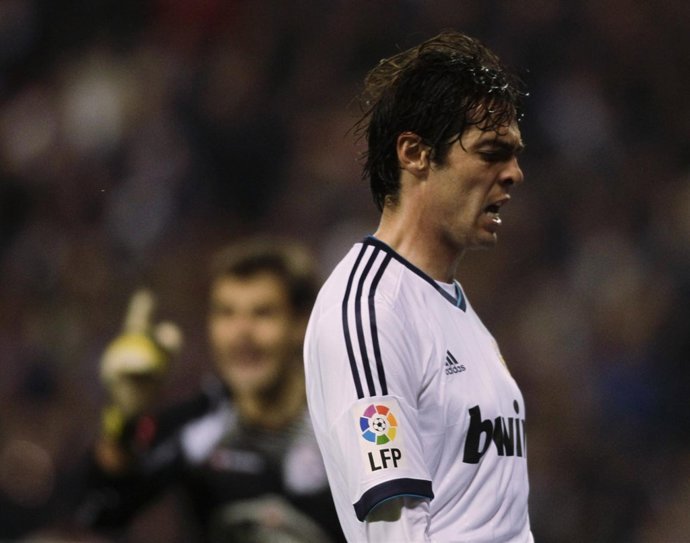 El Madrid remonta y salva los muebles en Riazor