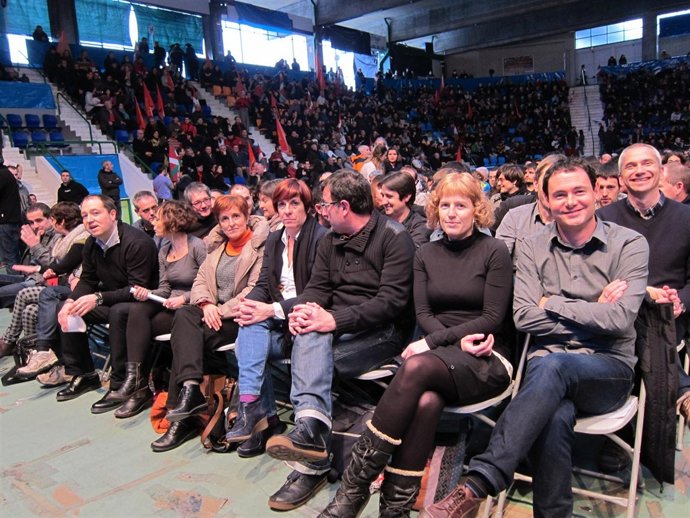 Hasier Arraiz junto a otros miembros del Consejo Nacional en el acto de Sortu