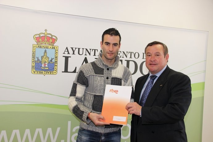 El alcalde con el responsable de la organización