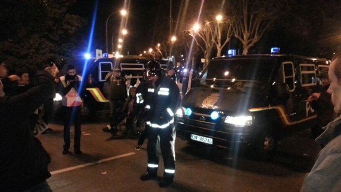 Un bombero interrumpe el paso de un vehículo policial a Neptuno