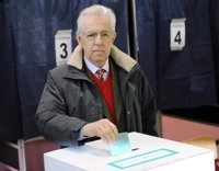 Monti hace un llamamiento a la esencia de la democracia tras depositar su voto