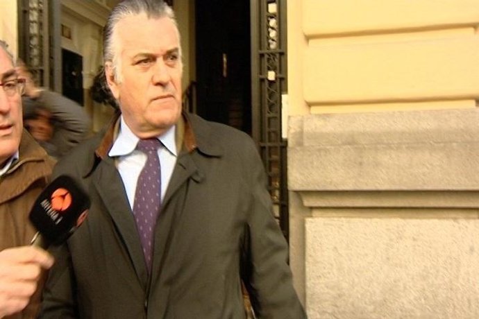 José Luis Bárcenas saliendo de casa