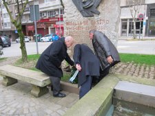 Ofrenda a la escritora Rosalía de Castro en Santiago de Compostela