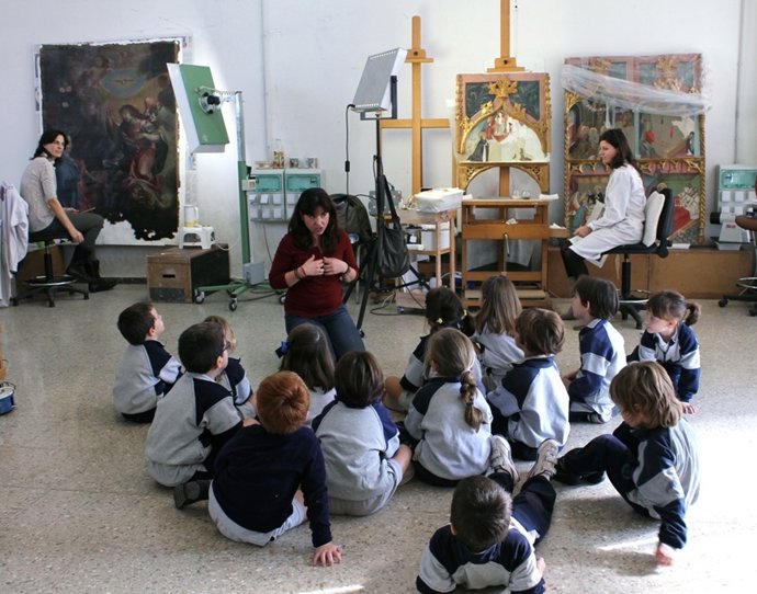 Escolares asisten a un taller de restauración de La Luz de las Imágenes