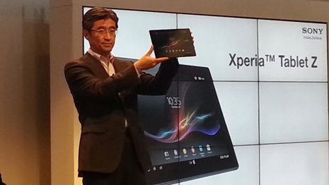 El CEO de Sony, Kunimasa Suzuki, presentando el 'tablet' Xperia Z