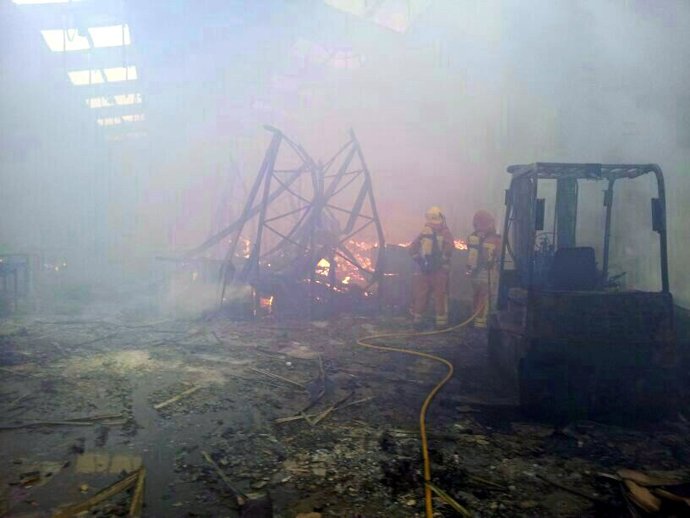 Bomberos trabajando en el incendio en Alaquàs