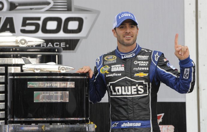 El piloto Jimmie Johnson, ganador de las 500 millas de Daytona