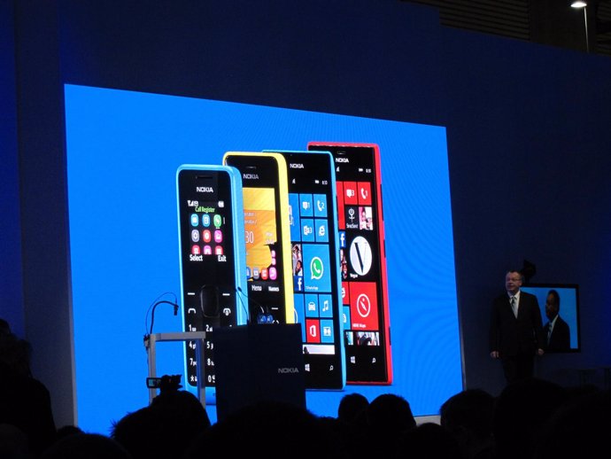 Stephen Elop con los 4 nuevos terminales Nokia presentados en el MWC 2013