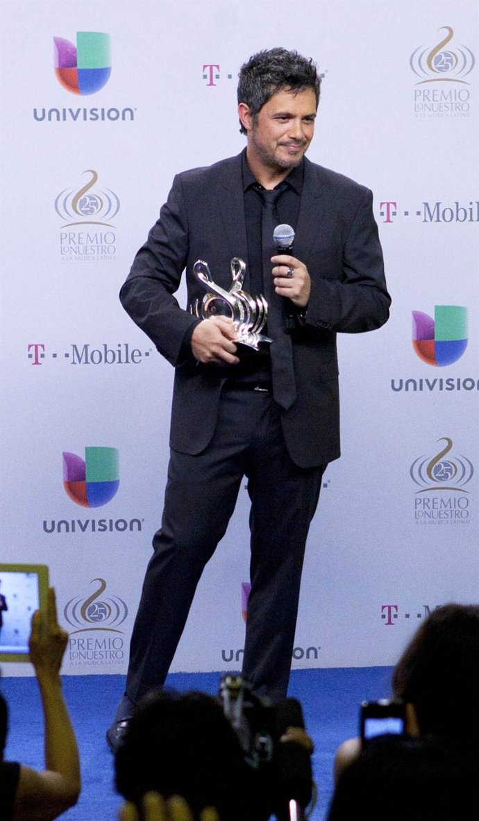 Alejandro Sanz recoge el premio por su carrera musical