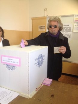 Beppe Grillo votando