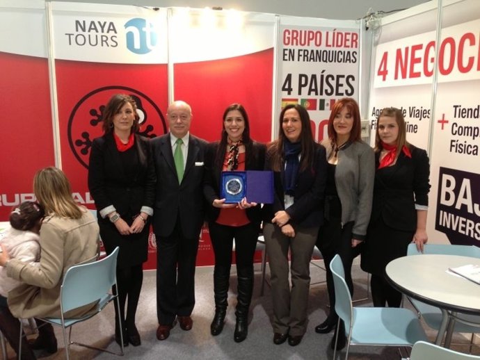 Inmaculada Almeida con el galardón, junto al jurado. 