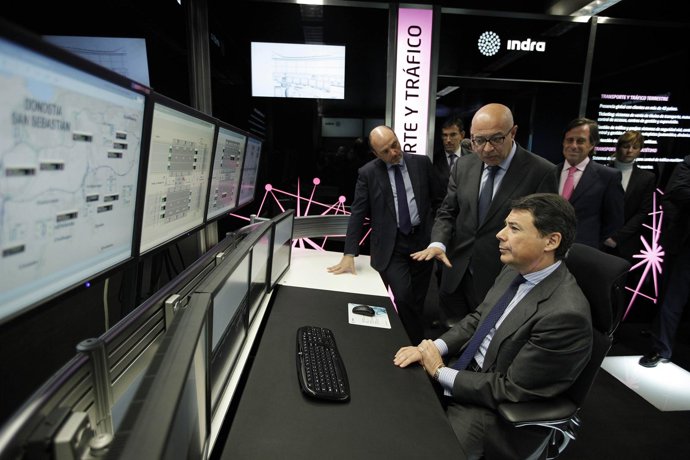 González en la sede de Indra