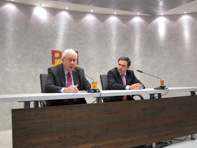 José Ángel Biel y Xavier de Pedro en la sede del PAR en Zaragoza