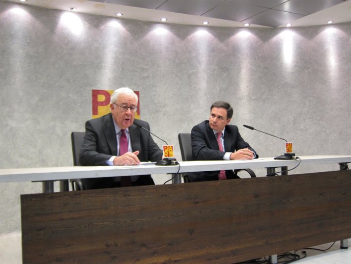 José Ángel Biel y Xavier de Pedro en la sede del PAR en Zaragoza