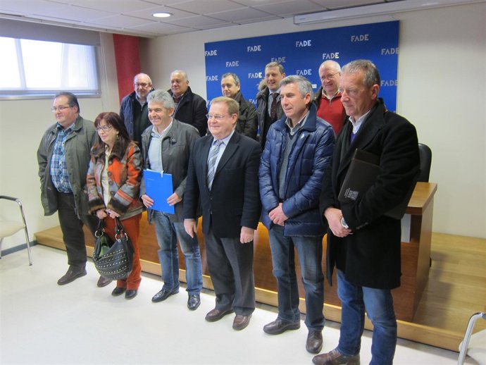 Arce (Segunda por la izquierda) Fernández y Vigón, con los alcaldes de la Red.