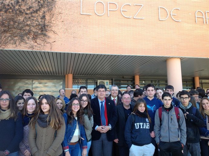 Diego Valderas, con jóvenes de Marchena (Sevilla), este lunes