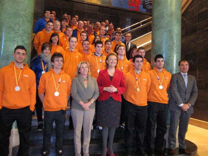 Rudi y Serrat con los alumnos y profesores que han participado en Olimpiadas FP