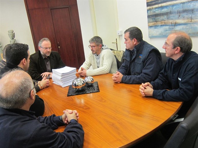 Mora (2º dcha) entrega, con otros compañeros, las firmas contra el ERE de Eldon.