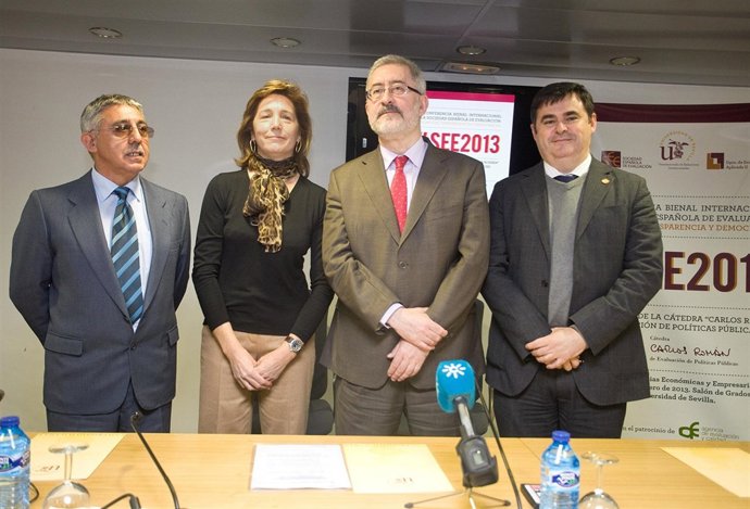 Consejero de Economía, Innovación, Ciencia y Empleo, en la Cátedra Carlos Román