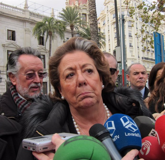 Barberá atendiendo a los periodistas