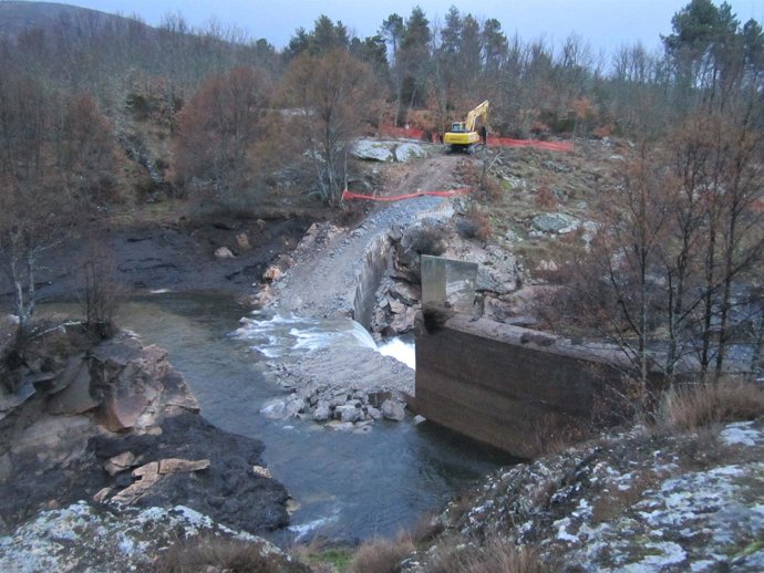 Demolición de una presa en el río Aravalle