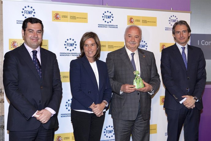 Mato y Melchior (centro), con el premio