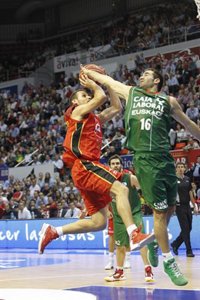 Baloncesto.- El Caja Laboral da la baja a Cabezas y le sustituye por Van Oostrum