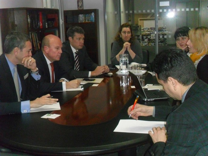 Buch durante la reunión con representantes de Tripadvisor.