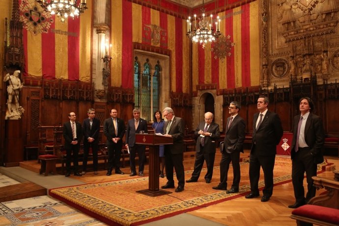 Trias, junto a Mas-Colell y varios concejales del Ayuntamiento