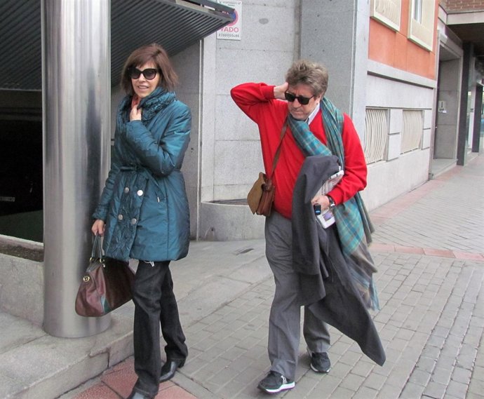 Concha entrando en su domicilio tras recibir el alta