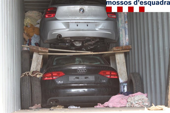 Vehículos en el interior del contenedor portuario