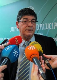 Valderas llama a la movilización de los andaluces el 28F para plantear un "frente social" ante los recortes de derechos