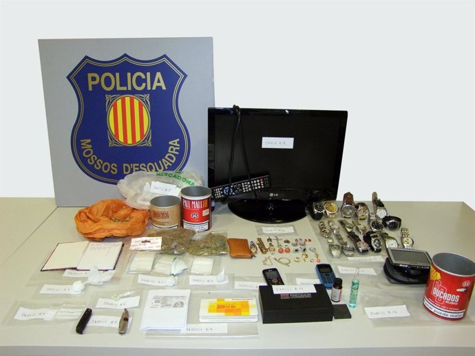 Droga y objetos intervenidos en un piso de Deltebre