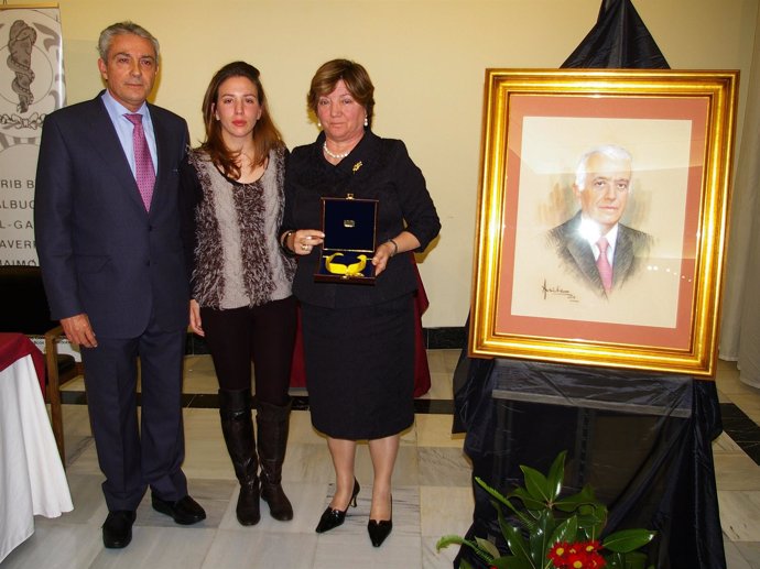 Entrega de la Medalla al Mérito Colegial a título póstumo a Cesáreo García 