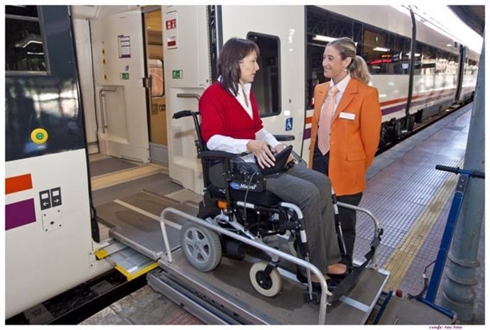 El servicio Atendo de Renfe asiste a viajeros con movilidad reducida
