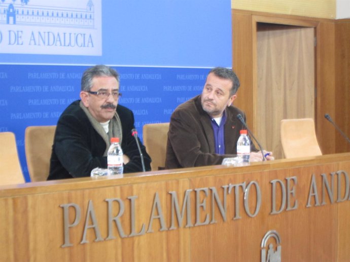 José Antonio Castro y Manuel Baena, de IULV-CA, hoy en rueda de prensa