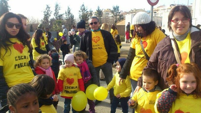 Protesta de alumnos y padres de la escuela Poblenou de Pineda de Mar