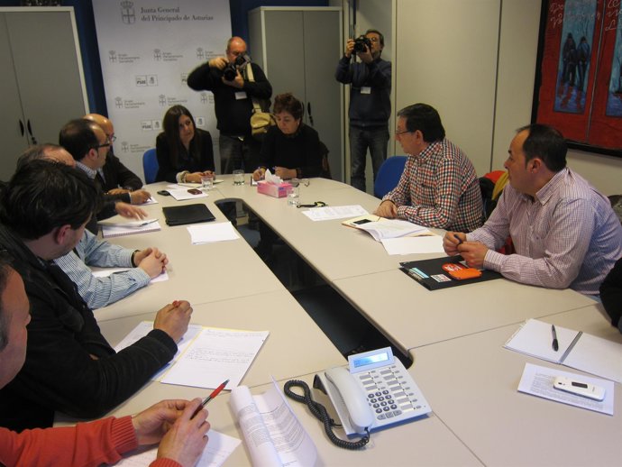 Pineda, preside la mesa, en la reunión con los sindicatos.
