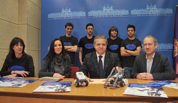 Martos y Fuentes (centro) en la presentación de la 'First Lego League'