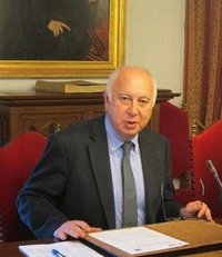 El rector de la USC tilda de "frágil" la financiación universitaria y comprende las movilizaciones contra los recortes