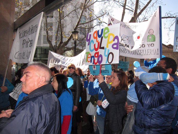 Protesta ante Sanidad por la deuda con centros para niños autistas.